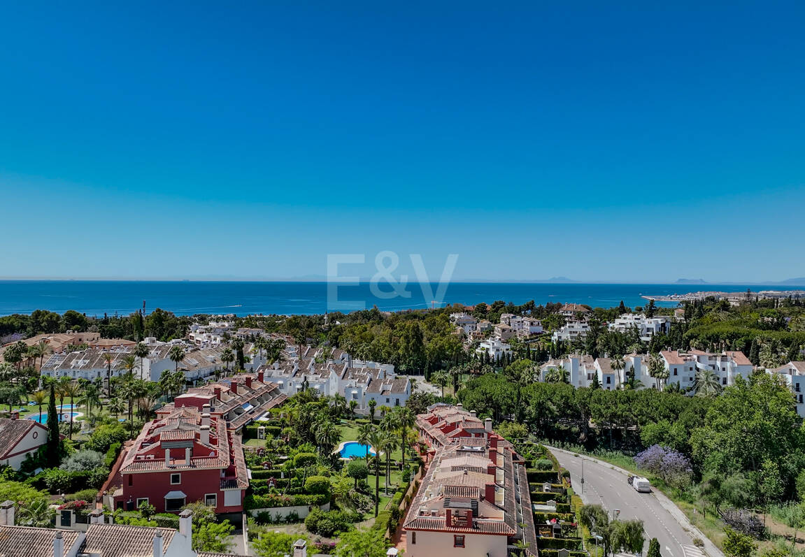 Contemporary Luxury Townhouse Steps from Puente Romano Beach Resort