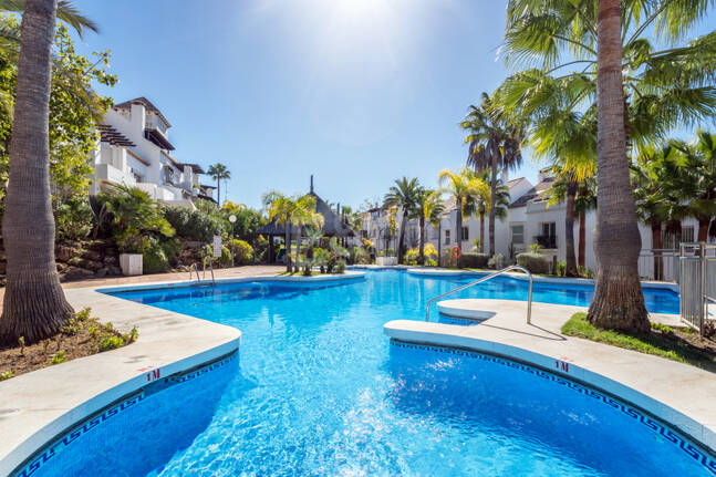 Stylish Contemporary Townhouse Steps from Puente Romano Beach Resort