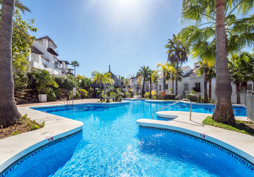 Stylowe współczesne miasta Schody od Puente Romano Beach Resort