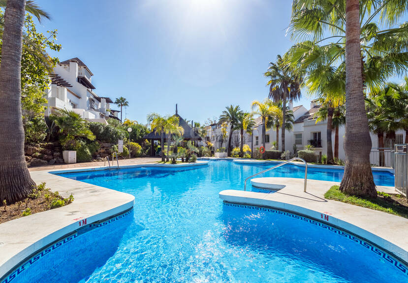 Stylish Contemporary Townhouse Steps from Puente Romano Beach Resort
