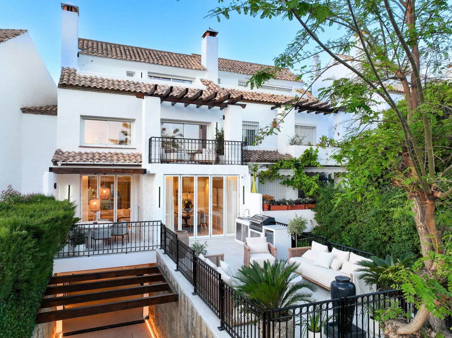 Contemporary Luxury Townhouse Steps from Puente Romano Beach Resort