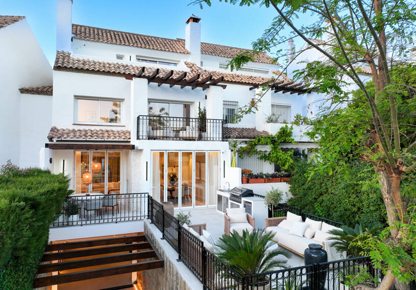 Contemporary Luxury Townhouse Steps from Puente Romano Beach Resort