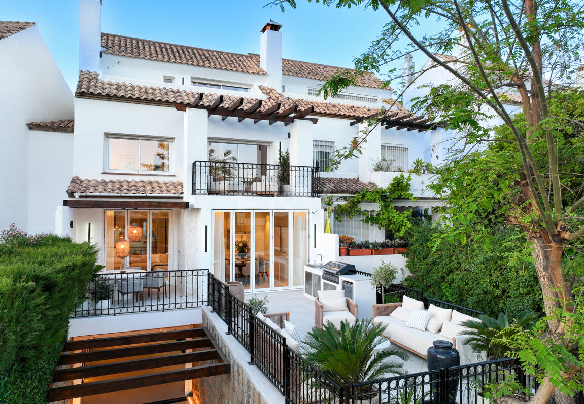 Contemporary Luxury Townhouse Steps from Puente Romano Beach Resort