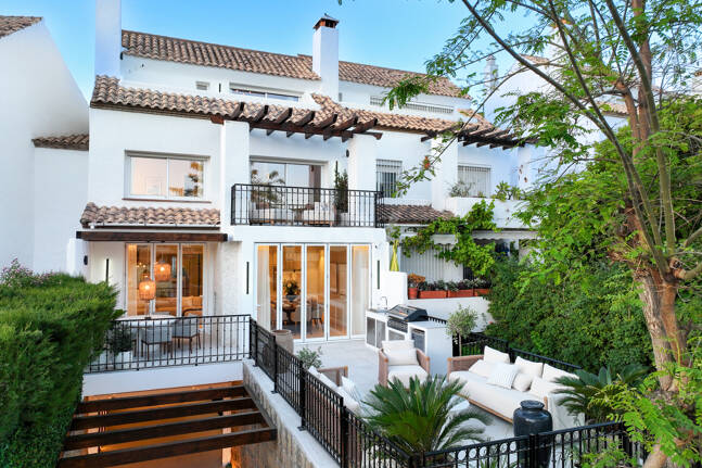 Contemporary Luxury Townhouse Steps from Puente Romano Beach Resort