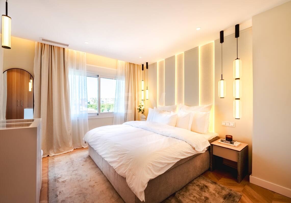 Stylowe współczesne miasta Schody od Puente Romano Beach Resort