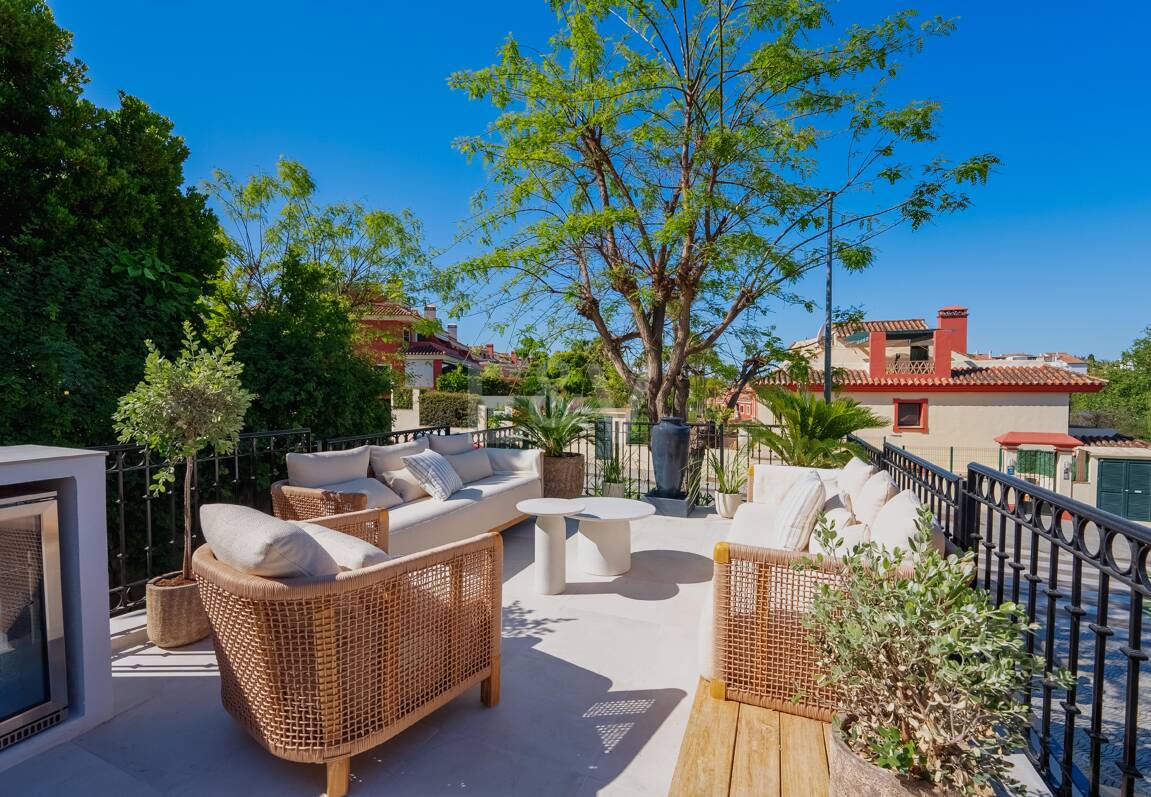 Contemporary Luxury Townhouse Steps from Puente Romano Beach Resort