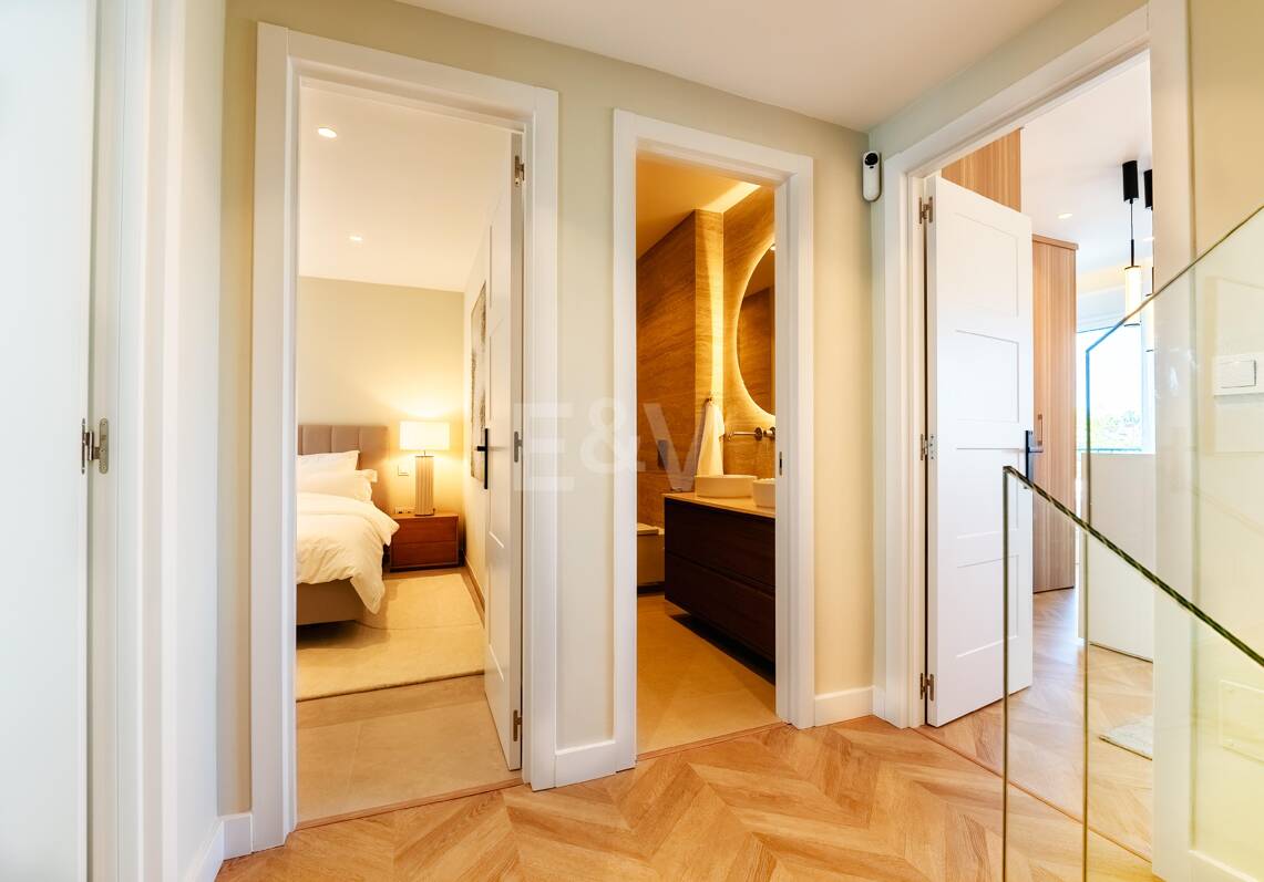 Stylowe współczesne miasta Schody od Puente Romano Beach Resort