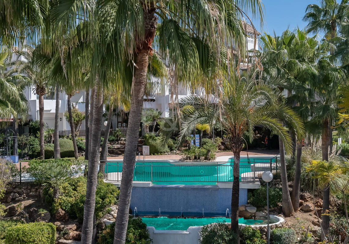 Stylowe współczesne miasta Schody od Puente Romano Beach Resort