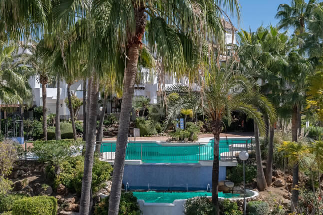 Stylish Contemporary Townhouse Steps from Puente Romano Beach Resort