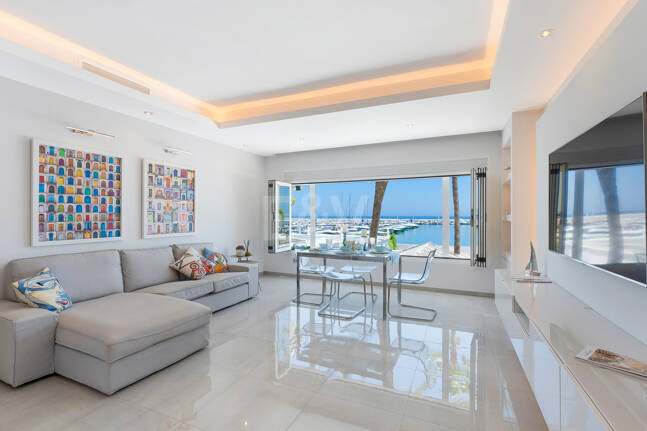 Frontline Puerto Banús – med utsikt över hamnen