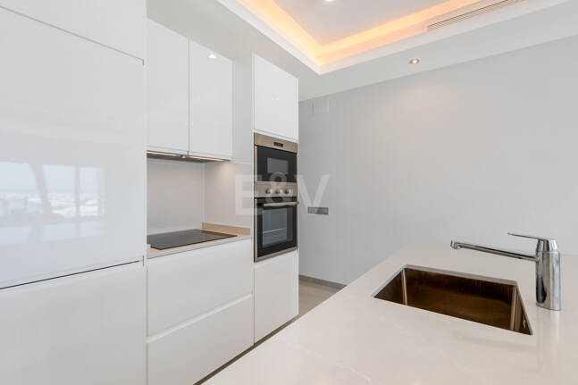 Frontline Puerto Banús – med utsikt över hamnen