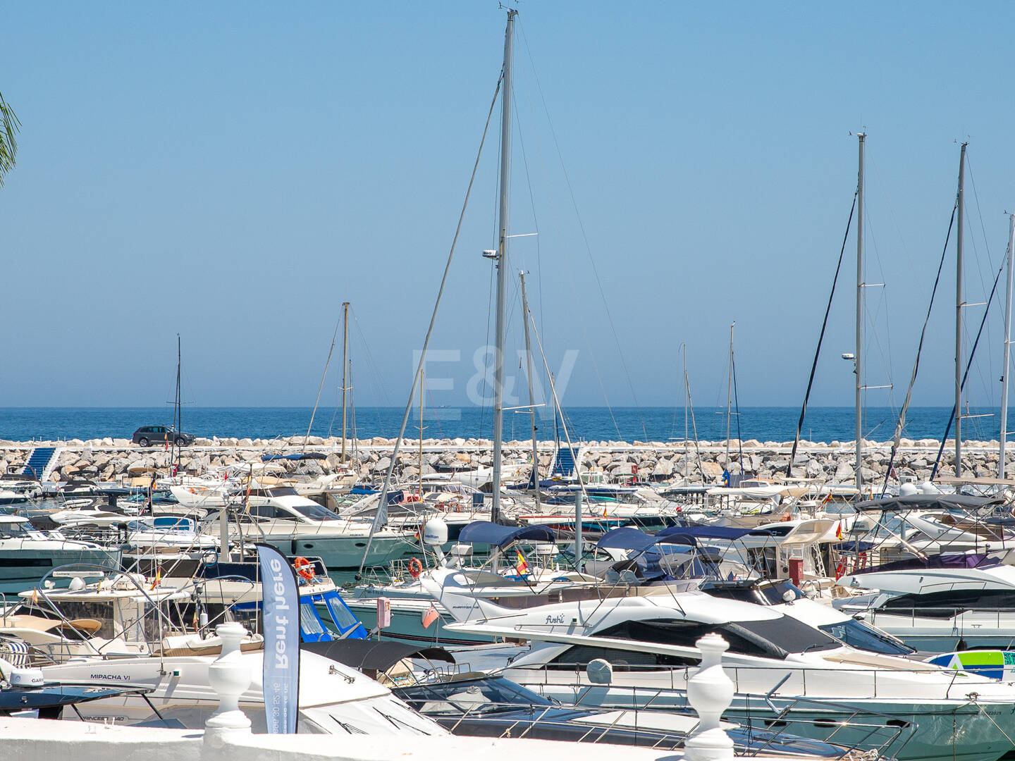 Frontline Puerto Banús – med utsikt över hamnen