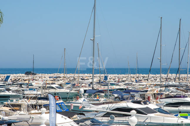 Frontline Puerto Banús – med utsikt över hamnen