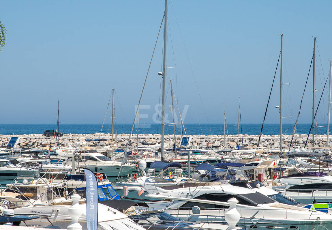 Frontline Puerto Banús – med utsikt över hamnen