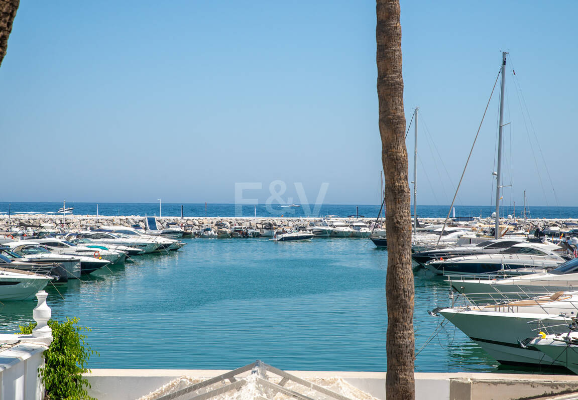 Frontline Puerto Banús – med utsikt över hamnen