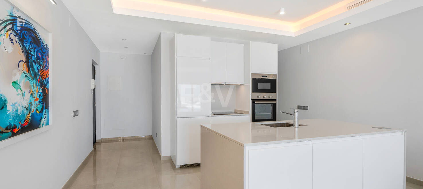 Frontline Puerto Banús – with Harbour Views