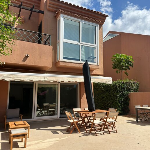 Maison de ville à Los Monteros Plage disponible pour la location de vacances, à seulement 400m de la plage.