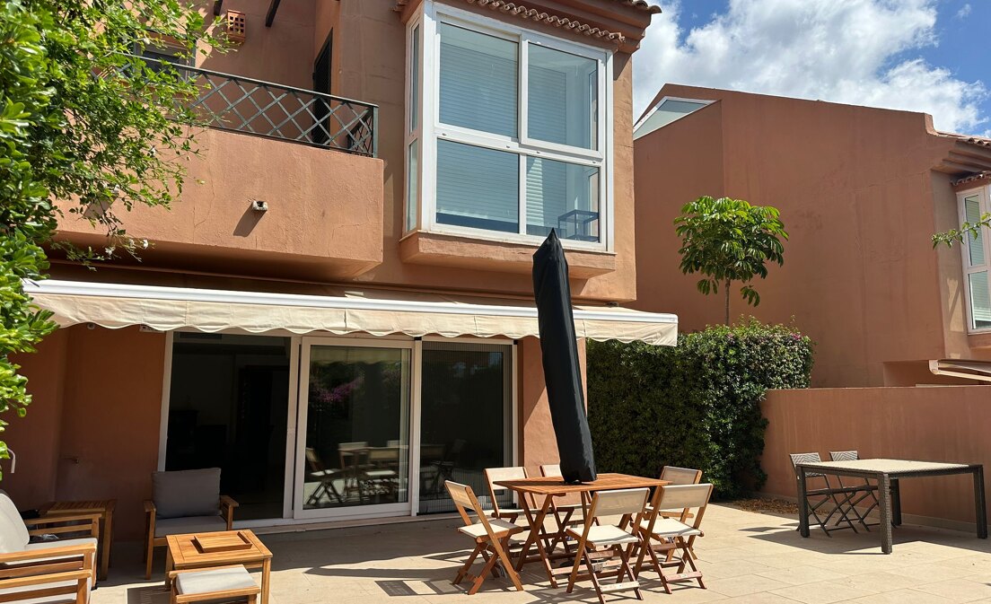 Maison de ville à Los Monteros Plage disponible pour la location de vacances, à seulement 400m de la plage.