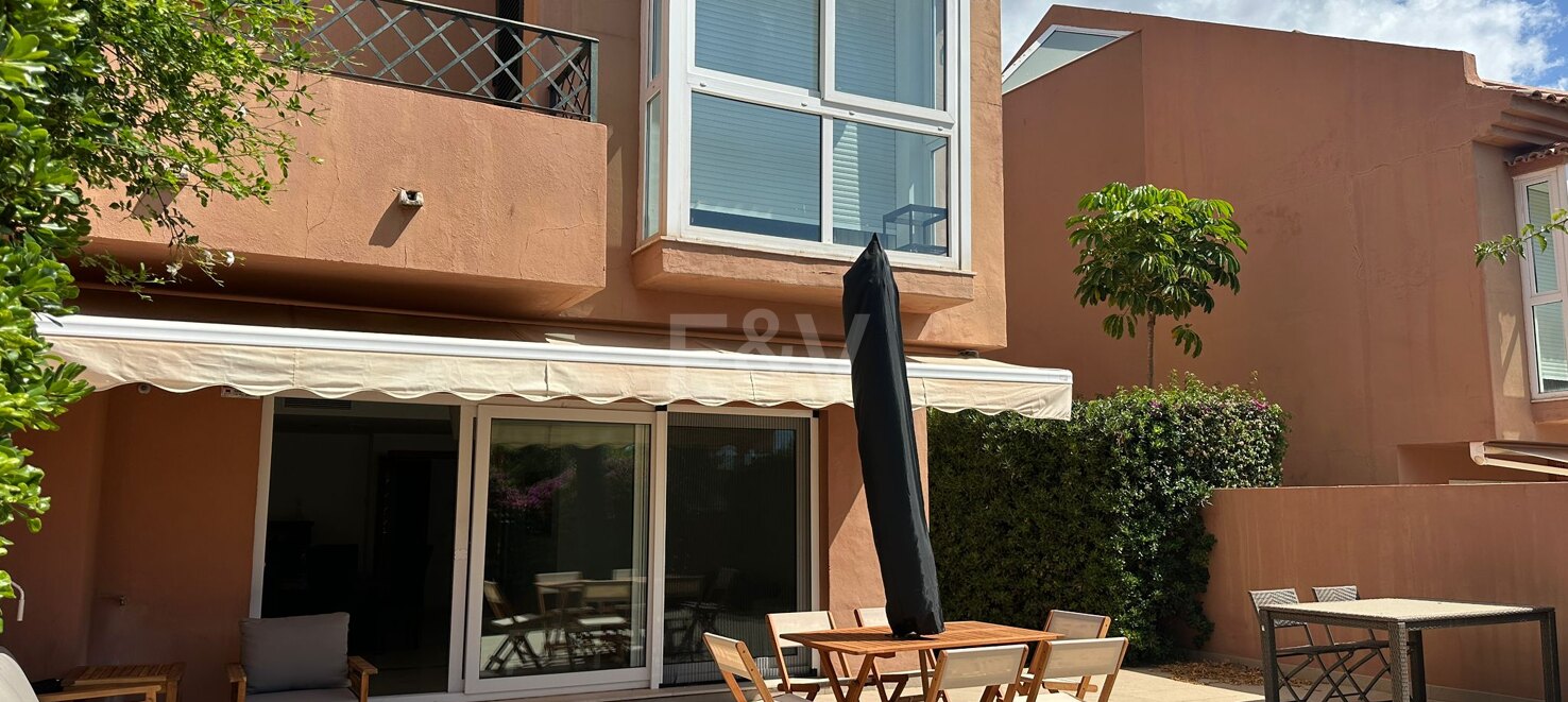 Maison de ville à Los Monteros Plage disponible pour la location de vacances, à seulement 400m de la plage.