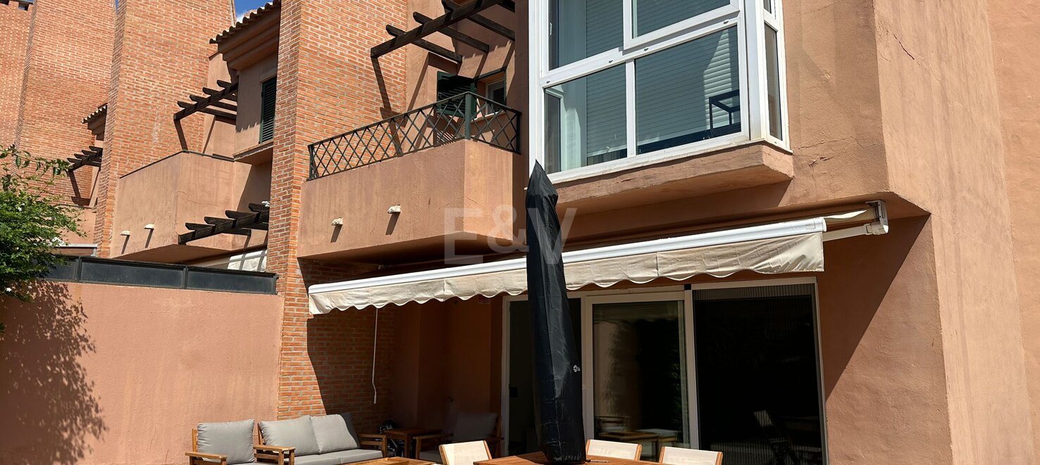 Maison de ville à Los Monteros Plage disponible pour la location de vacances, à seulement 400m de la plage.