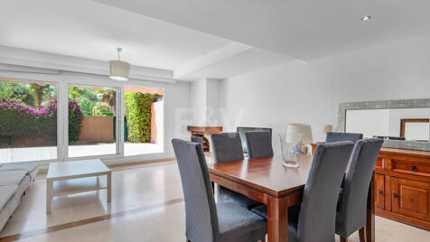 Maison de ville à Los Monteros Plage disponible pour la location de vacances, à seulement 400m de la plage.