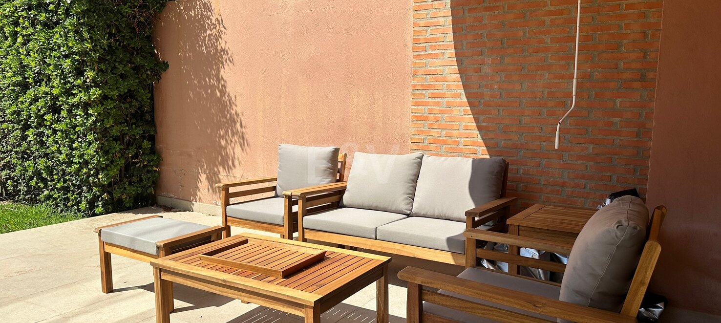 Maison de ville à Los Monteros Plage disponible pour la location de vacances, à seulement 400m de la plage.