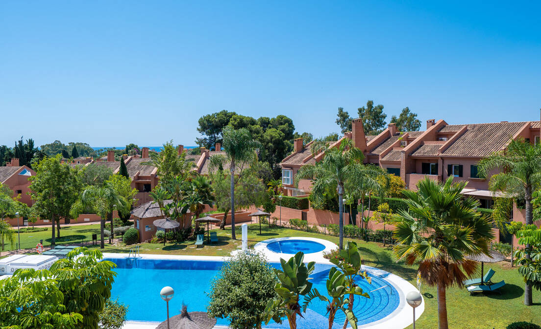 Maison de ville à Los Monteros Plage disponible pour la location de vacances, à seulement 400m de la plage.