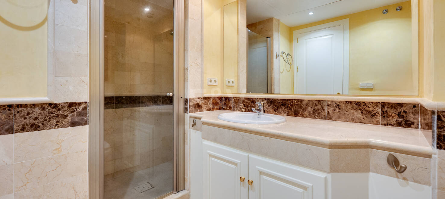Spacious Garden Apartment in Prestigious Greenlife Village, Río Real