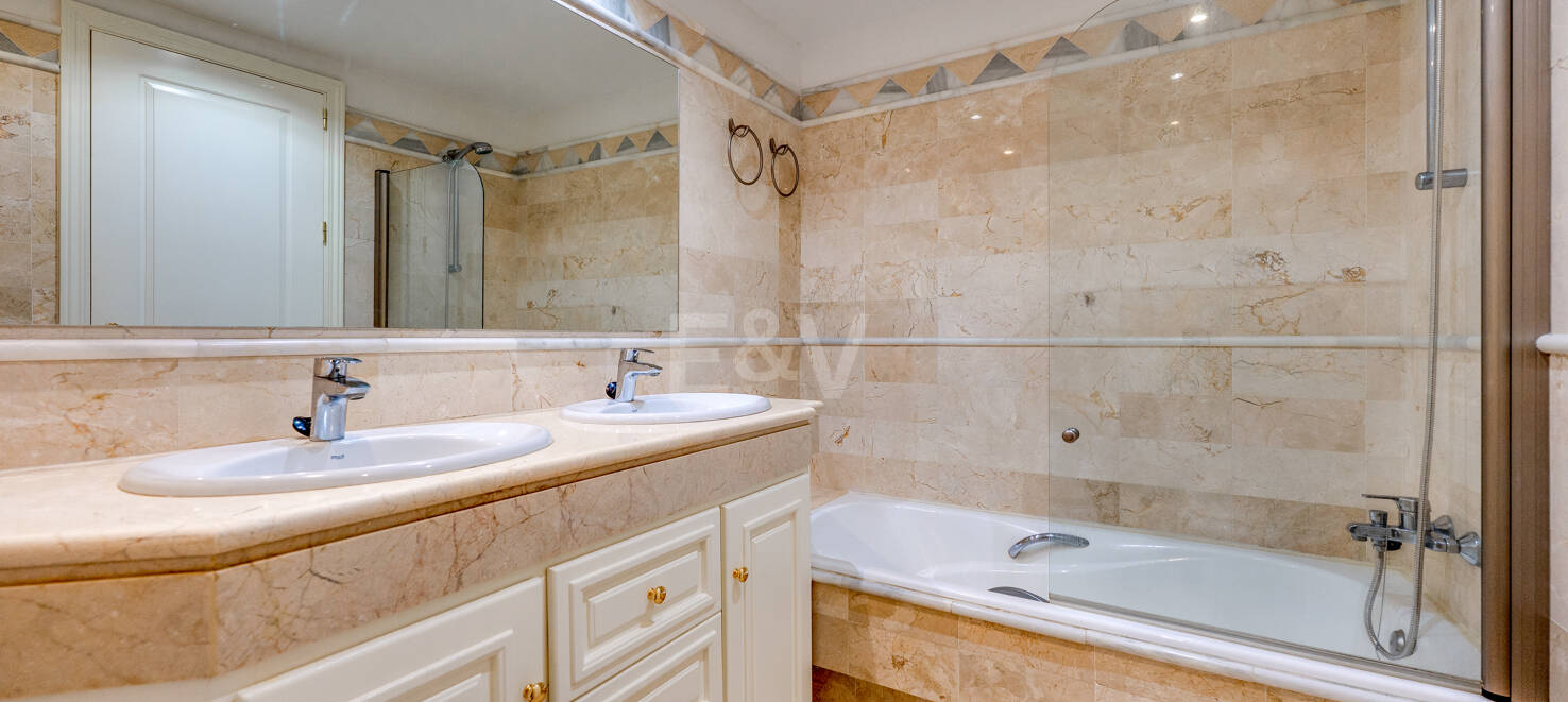 Spacious Garden Apartment in Prestigious Greenlife Village, Río Real