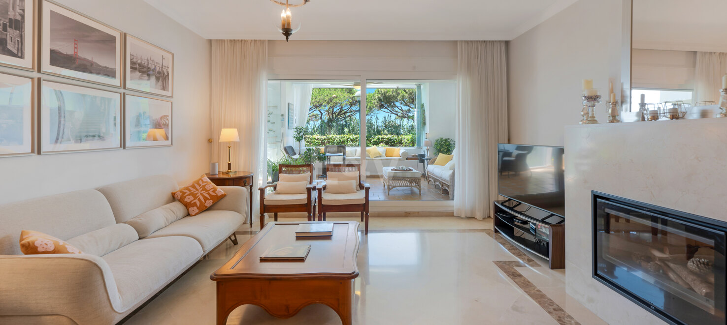 Apartamento en primera línea de playa con jardín en Los Monteros, Marbella Este