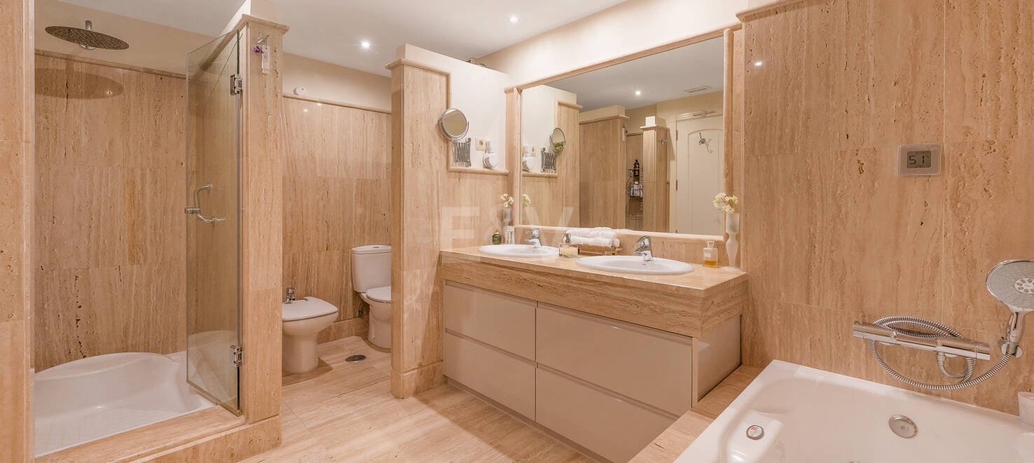 Apartment in erster Strandlinie mit Garten in Los Monteros, Marbella Ost