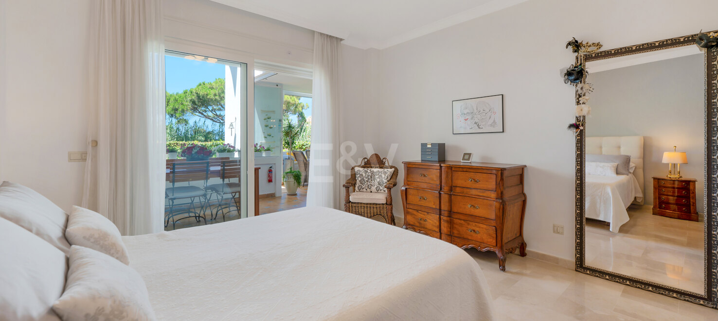 Apartamento en primera línea de playa con jardín en Los Monteros, Marbella Este