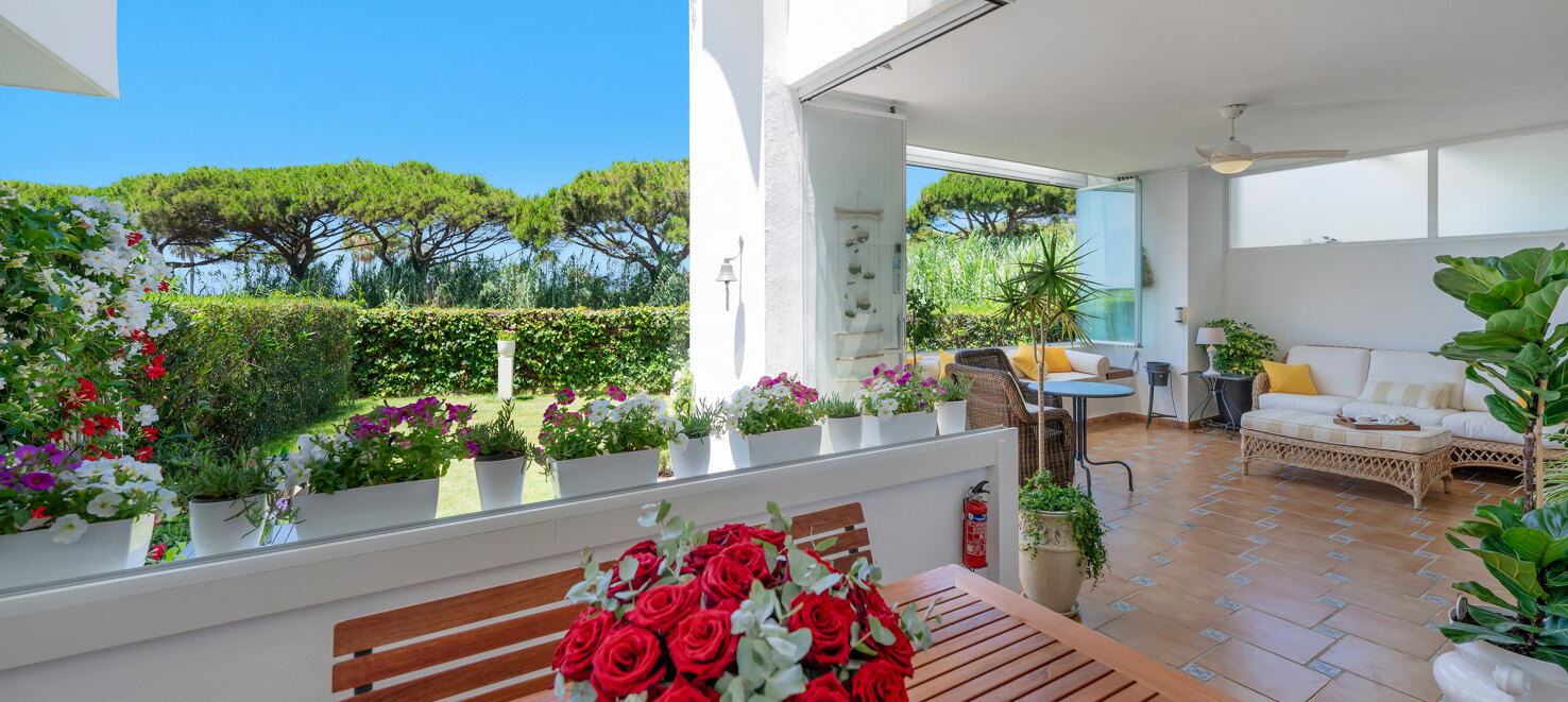 Apartamento en primera línea de playa con jardín en Los Monteros, Marbella Este