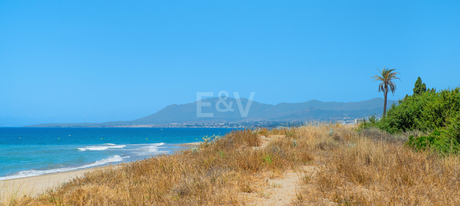 Apartamento en primera línea de playa con jardín en Los Monteros, Marbella Este