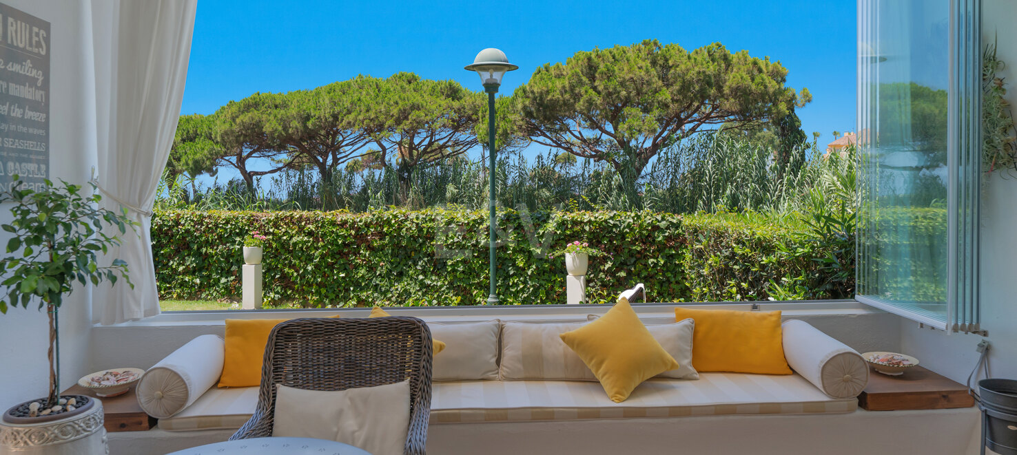 Apartamento en primera línea de playa con jardín en Los Monteros, Marbella Este