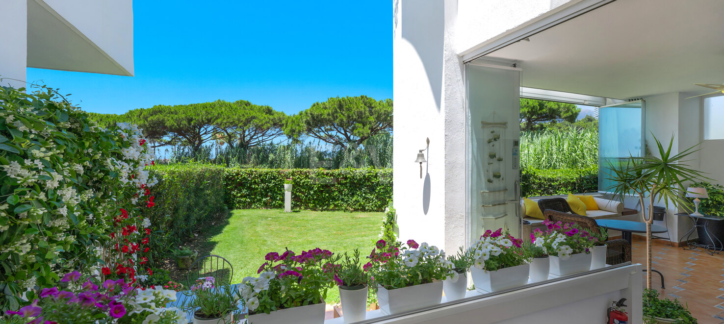 Apartamento en primera línea de playa con jardín en Los Monteros, Marbella Este