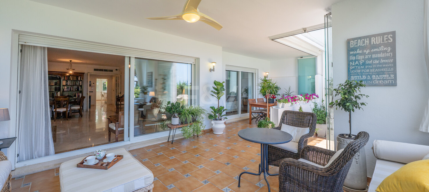 Apartamento en primera línea de playa con jardín en Los Monteros, Marbella Este