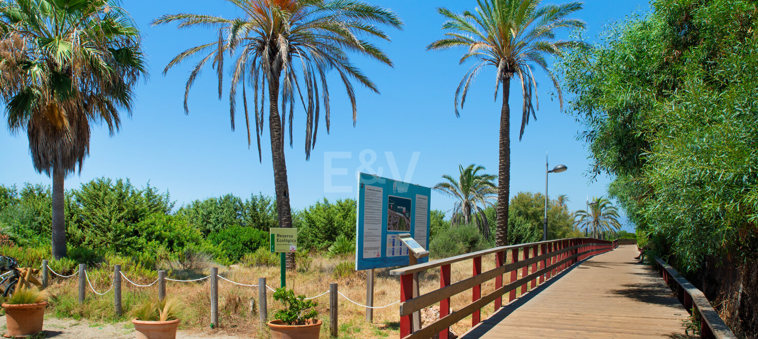 Apartamento en primera línea de playa con jardín en Los Monteros, Marbella Este