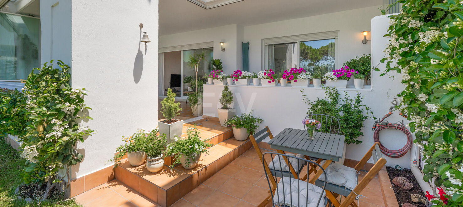 Apartamento en primera línea de playa con jardín en Los Monteros, Marbella Este