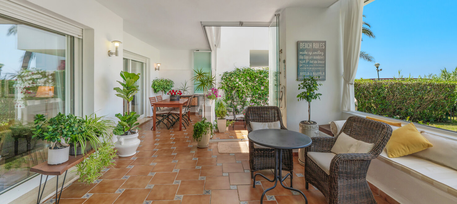 Apartamento en primera línea de playa con jardín en Los Monteros, Marbella Este