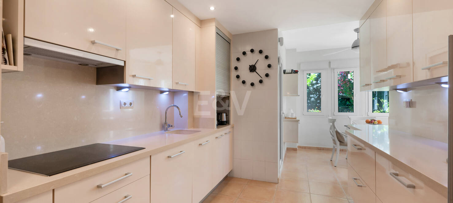Apartment in erster Strandlinie mit Garten in Los Monteros, Marbella Ost