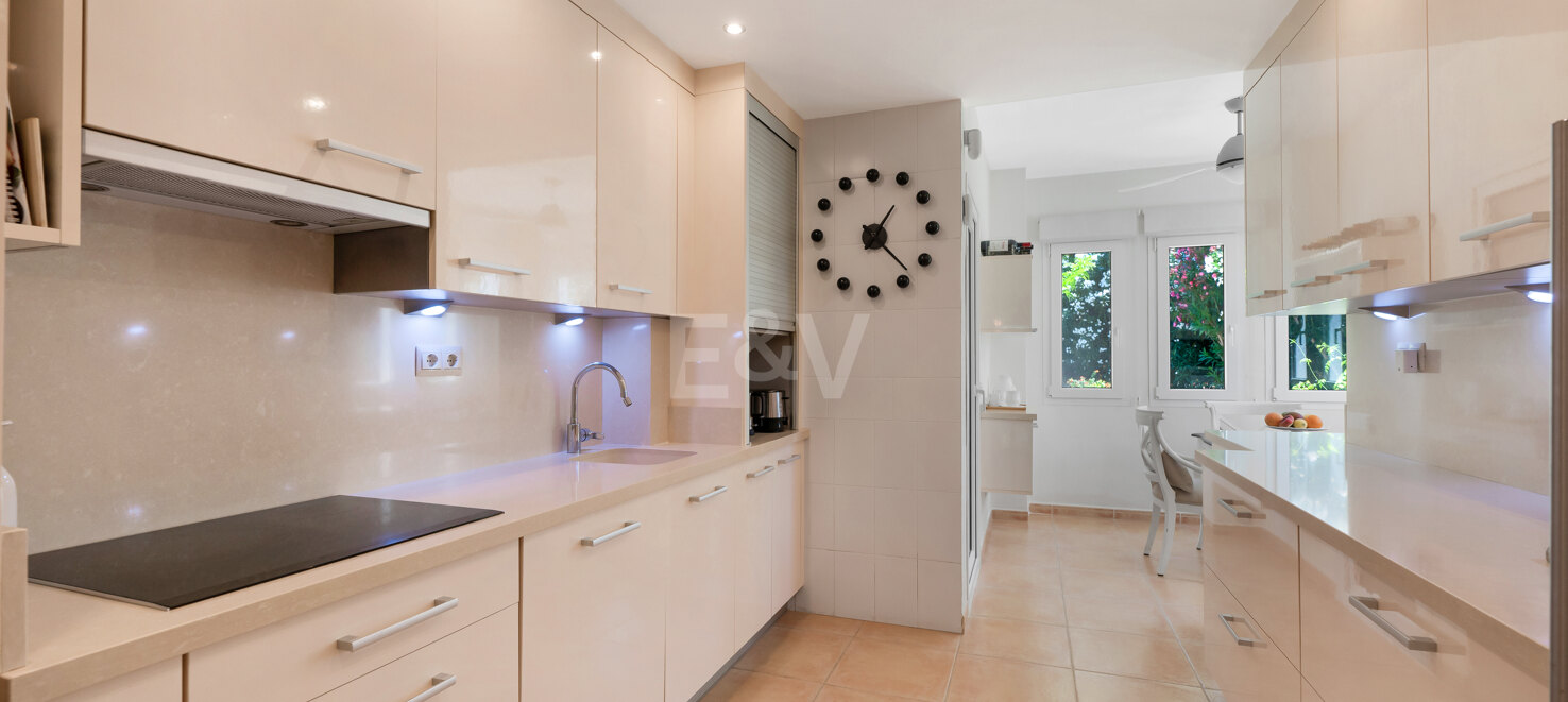 Apartamento en primera línea de playa con jardín en Los Monteros, Marbella Este
