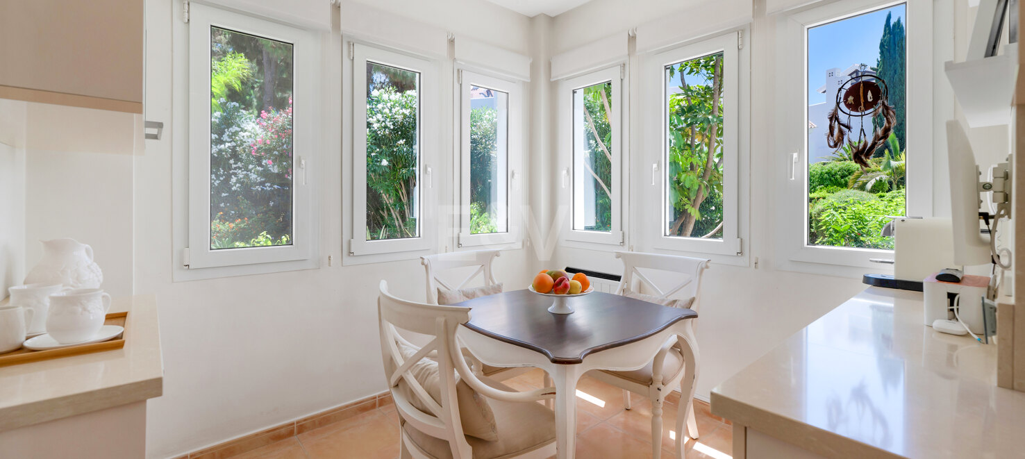 Apartamento en primera línea de playa con jardín en Los Monteros, Marbella Este