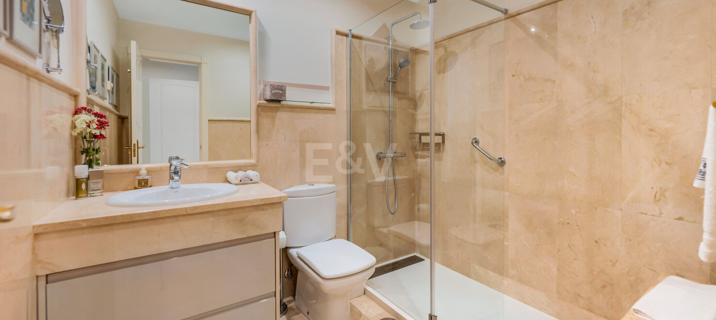 Apartamento en primera línea de playa con jardín en Los Monteros, Marbella Este