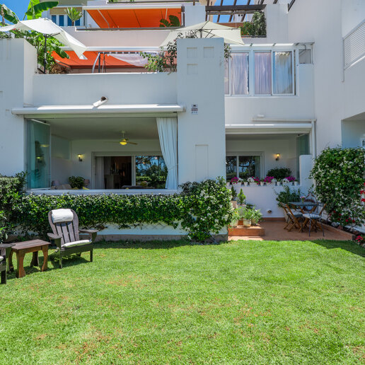 Apartamento en primera línea de playa con jardín en Los Monteros, Marbella Este
