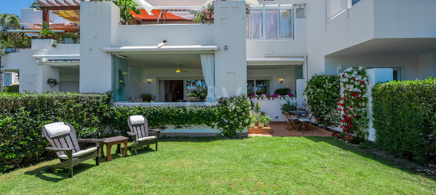 Apartamento en primera línea de playa con jardín en Los Monteros, Marbella Este