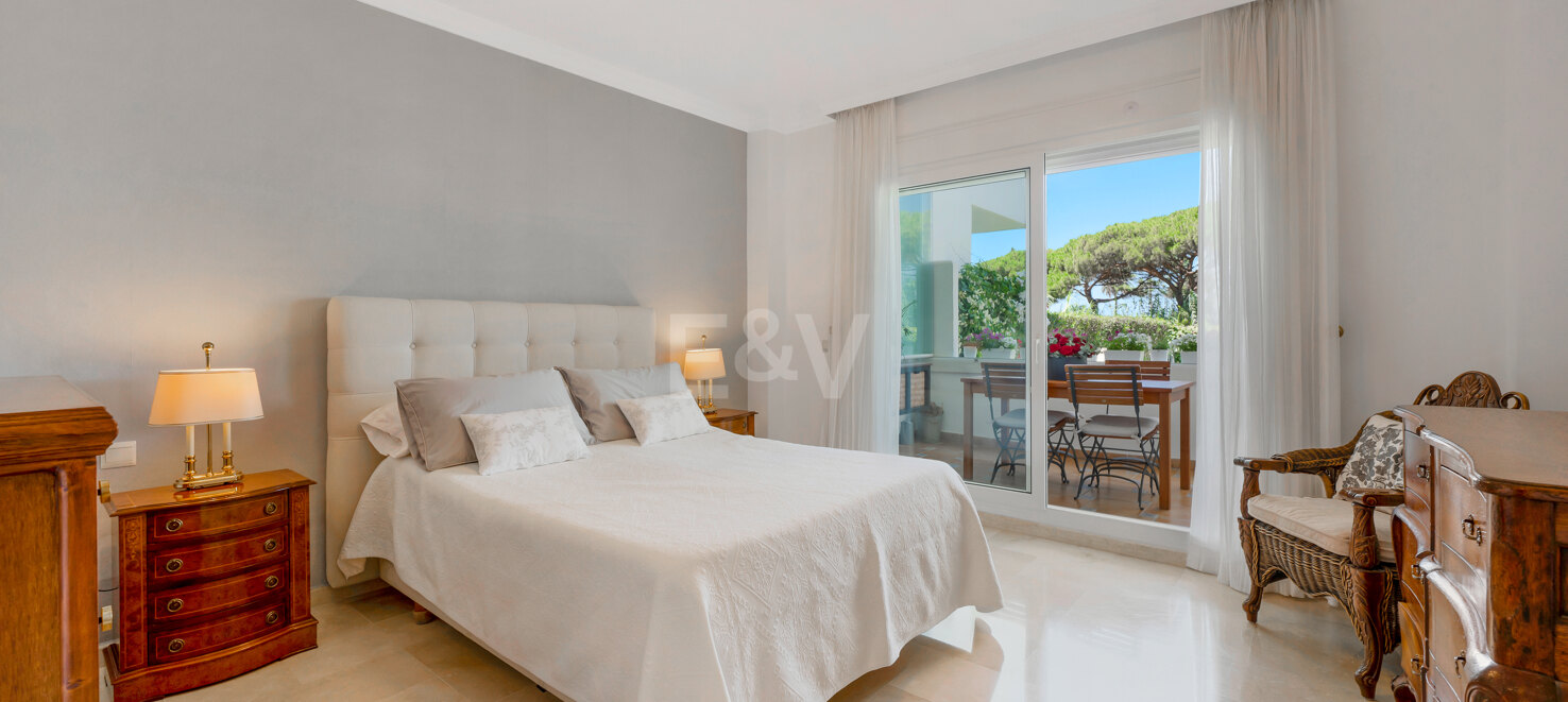 Apartamento en primera línea de playa con jardín en Los Monteros, Marbella Este