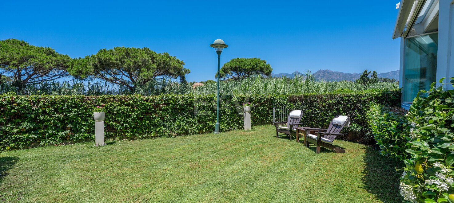 Apartamento en primera línea de playa con jardín en Los Monteros, Marbella Este