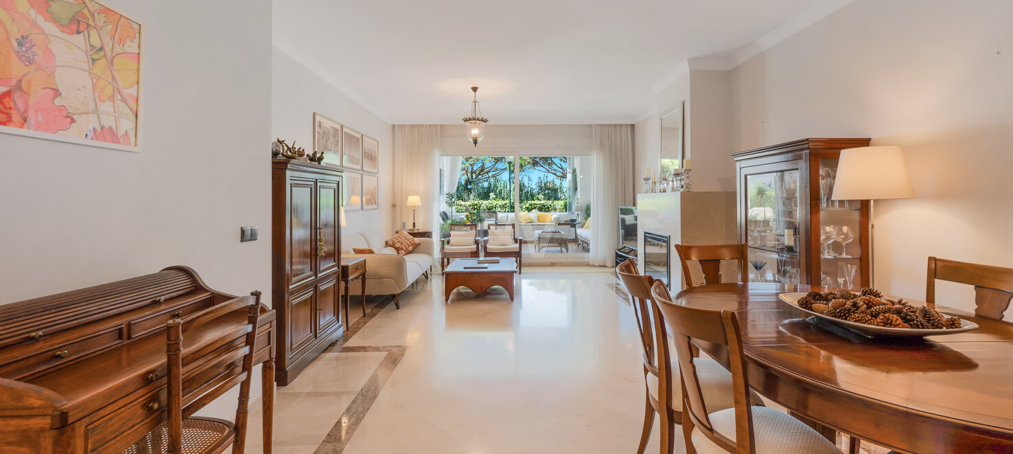 Apartamento en primera línea de playa con jardín en Los Monteros, Marbella Este