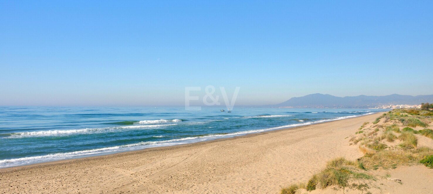 Apartamento en primera línea de playa con jardín en Los Monteros, Marbella Este